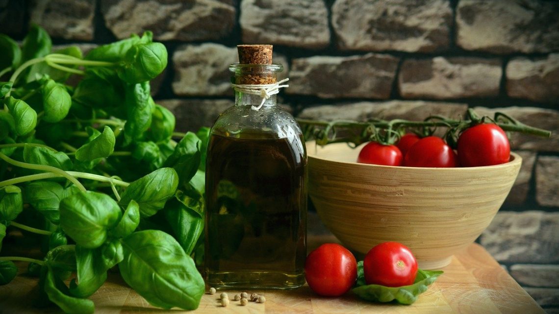 Dieta pudełkowa śródziemnomorska zawiera dużo warzyw.